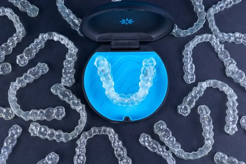 Czym się różni Clear Aligner od Invisalign?